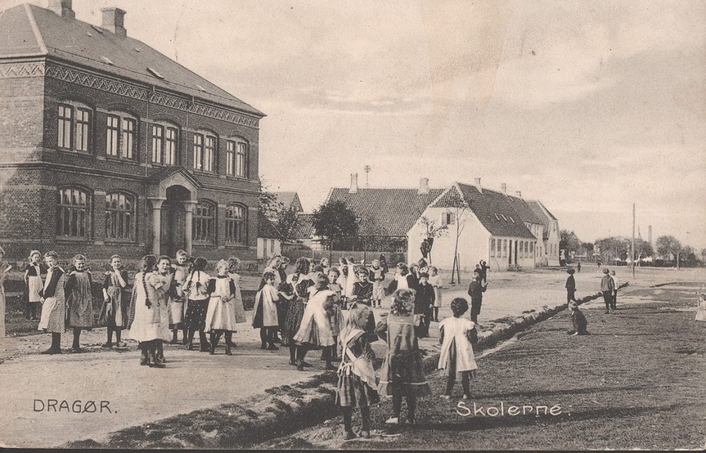 Dragør Skoles ældste bygning (til højre) og den "røde skole" til venstre. Foto 1908.
