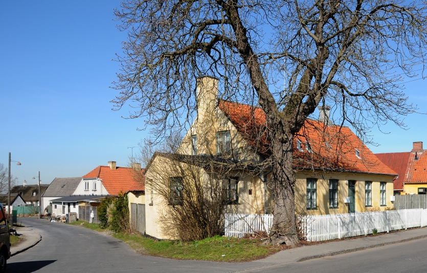 Skolebo på hjørnet af Skolegade og Hovedgaden. Foto: Jørgen D. Petersen.