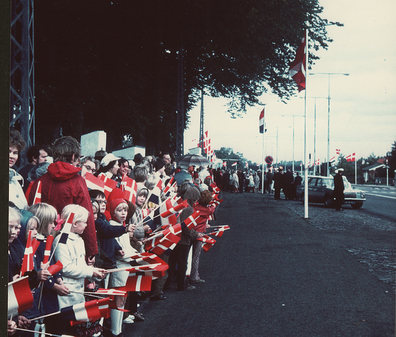 Ved modtagelsen af gæster ved Store Magleby Kirke ved jubilæet i 1971 var der både danske og hollandske flag. Foto: Birte Hjorth.