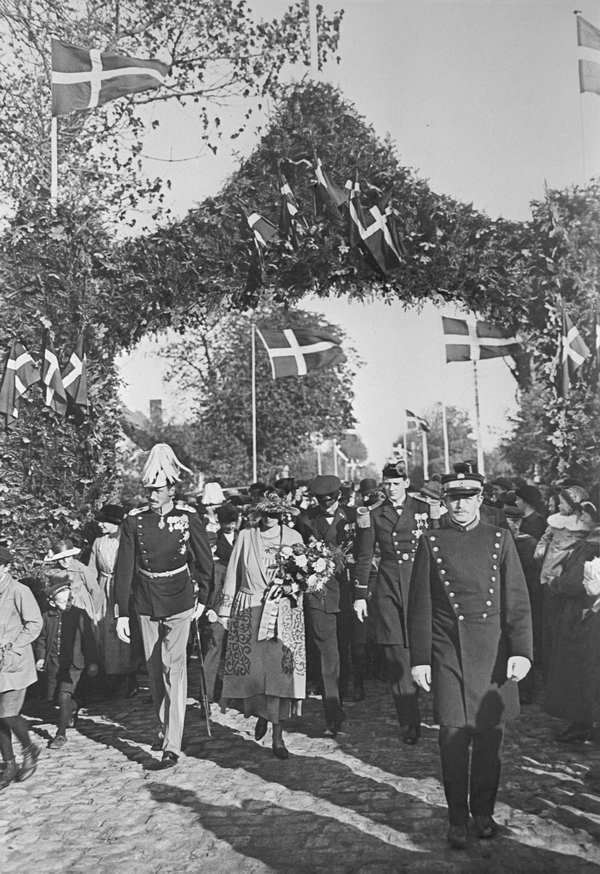 Kongen ankommer til Store Magleby på festdagen i 1921.