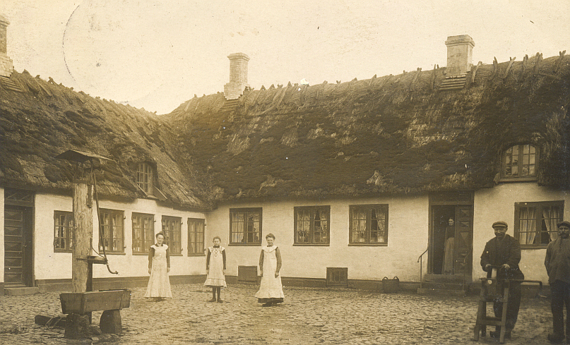 Gården på Møllegade 7 omkring 1904.