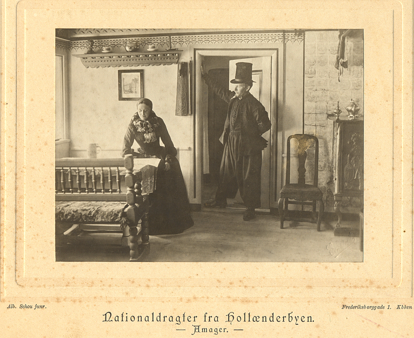 Dirch Jansen og hans hustru som "fotomodeller" i en billedserier om den særlige kultur i Store Magleby. Ca. 1905.