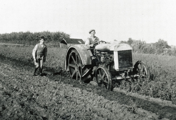 Traktoren på Wybrandtsmindes jord i 1935. Carl Jan Rasmussen går ved siden af.