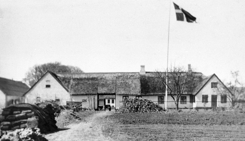 Gården set fra øst. Foto fra 1940'erne.