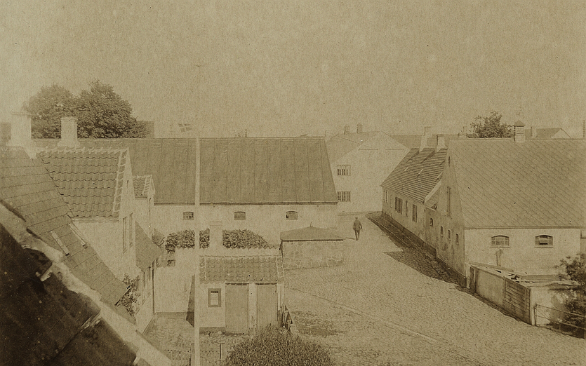 Toldergade med Dragørgårds længe midt i billedet. 