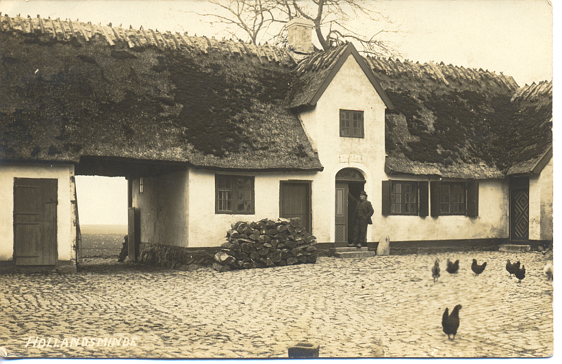 Gårdspladsen på Hollandsminde omkring 1915.