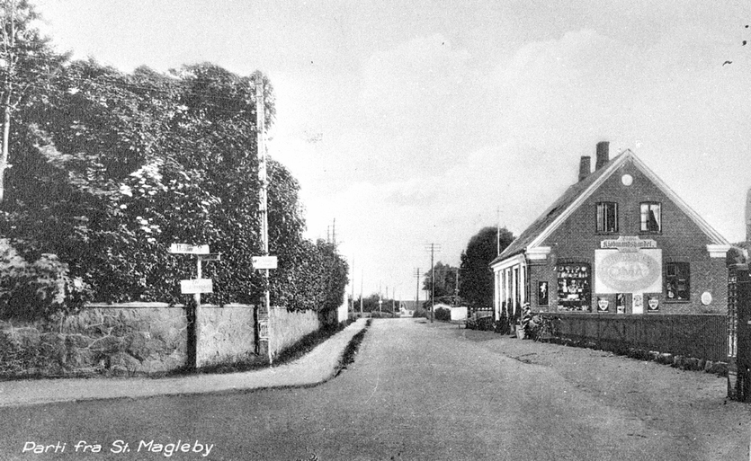 Møllegade set fra kirken mod syd. Til højre købmandsforretningen på Møllegade 4. Foto formentlig fra 1920'erne. 