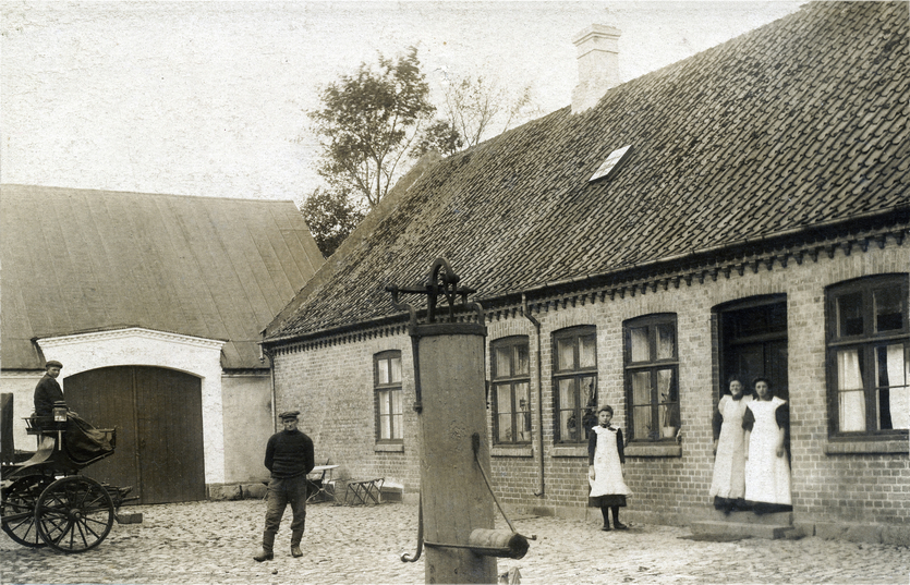 Gårdspladsen på Langhøjgård, ca. 1907