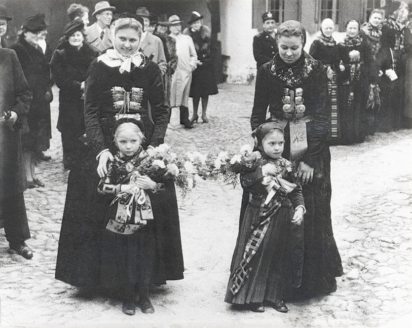 Blomsterpiger parat til at modtage de kongelige gæster. Foto 1946.