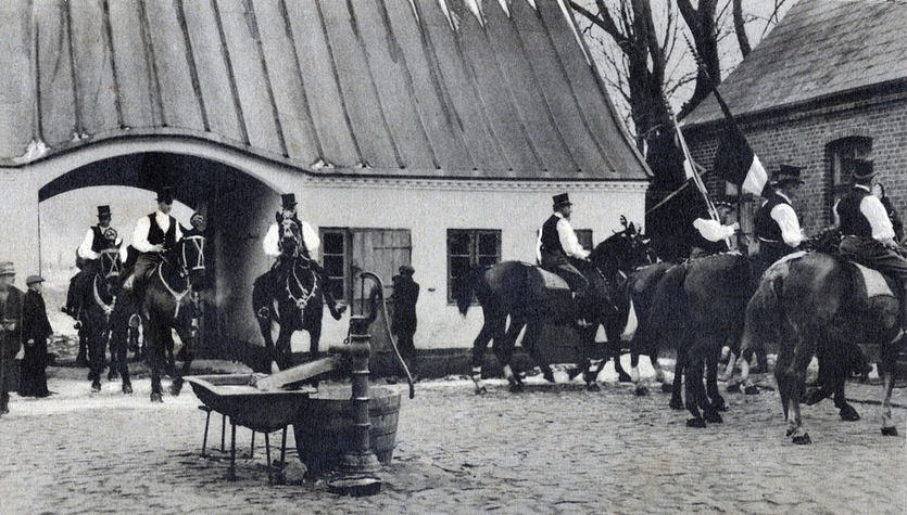 Fastelavnsryttere på besøg hos Zibrandt Jansen, ca. 1925.