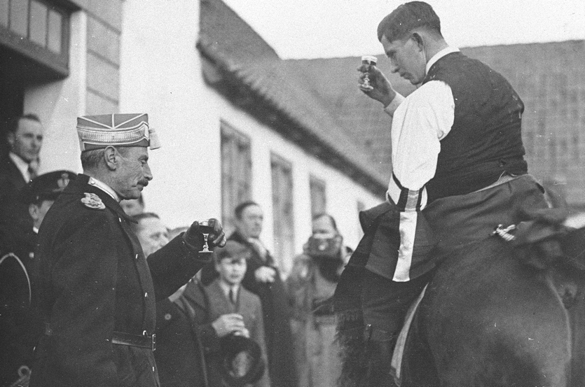 Hollændergård havde kongeligt besøg i 1937, da Christian den 10. mødte årets tøndekonge vd fastelavnsridningen på gårdspladsen.