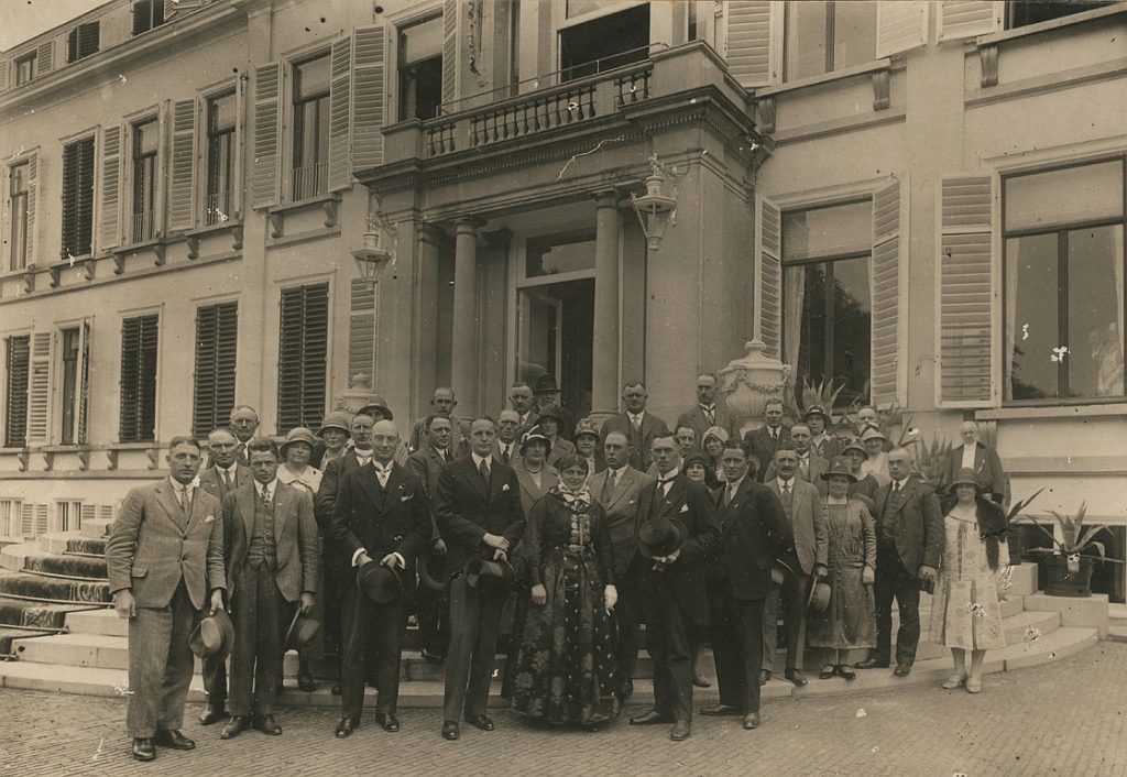 Producentforeningens medlemmer på beøg hos Nederlandenes dronning Wilhelminas slot Soestdijk i 1929. Forrest står Marchen Svendsen i amagerdragt. 