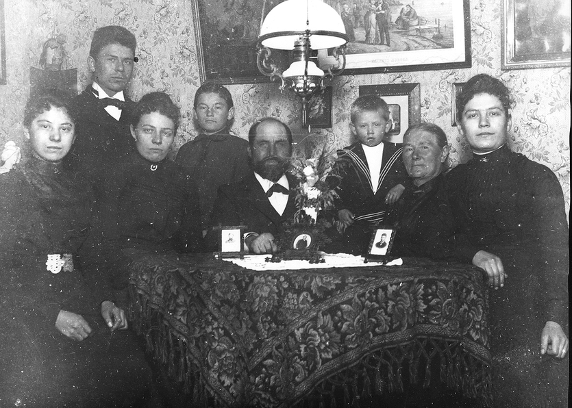 Sophus Jørgensens familie i Bjergerlav 10 i Dragør. Sophus og hans forlovede Trine ses længst til venstre. Foto ca. 1904.