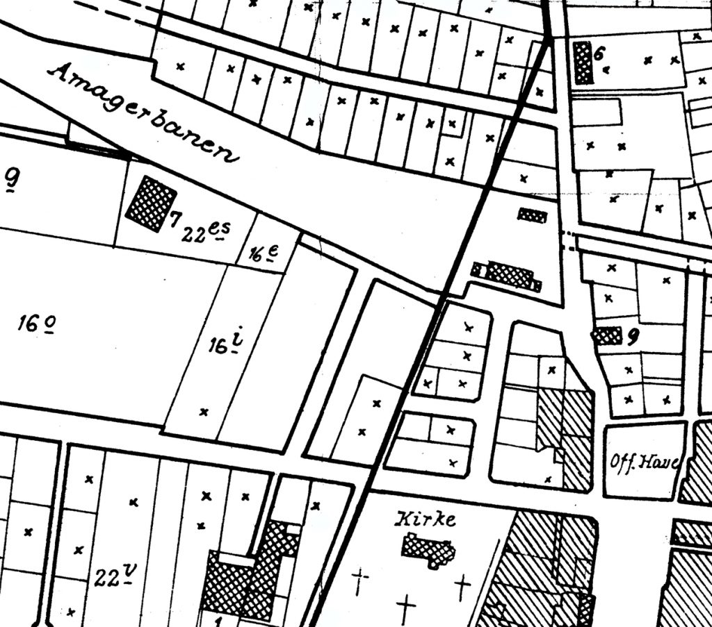 Kommunegrænsen, der ved Hollændervej (øverst i billedet) skar grunde midtover. Kort udarbejdet af Store Magleby Kommune, 1943.