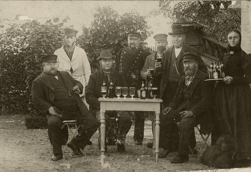 Keglespillere drikker øl efter kampen. Formentlig i Stettinstræde 3. Foto 1885-1900.