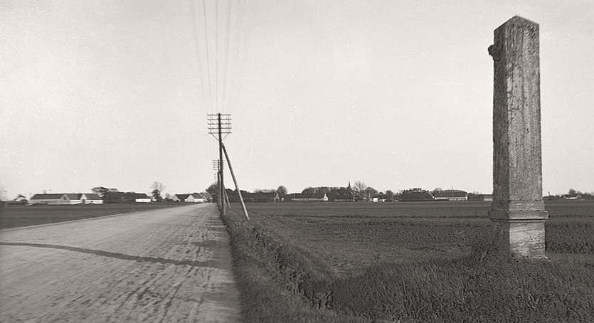 Milepælen på den gamle del af Amager Landevej nord for Store Magleby. Ca. 1915.