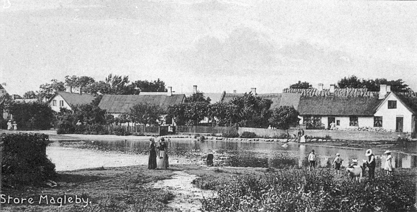 Gadekæret i Store Magleby med ejendommen Hovedgaden 20 til højre. Ca. 1910. Gadekæret i Store Magleby med ejendommen Hovedgaden 20 til højre. Ca. 1910.