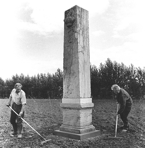 Milepælen ved Englandsvej. Foto 1974. 