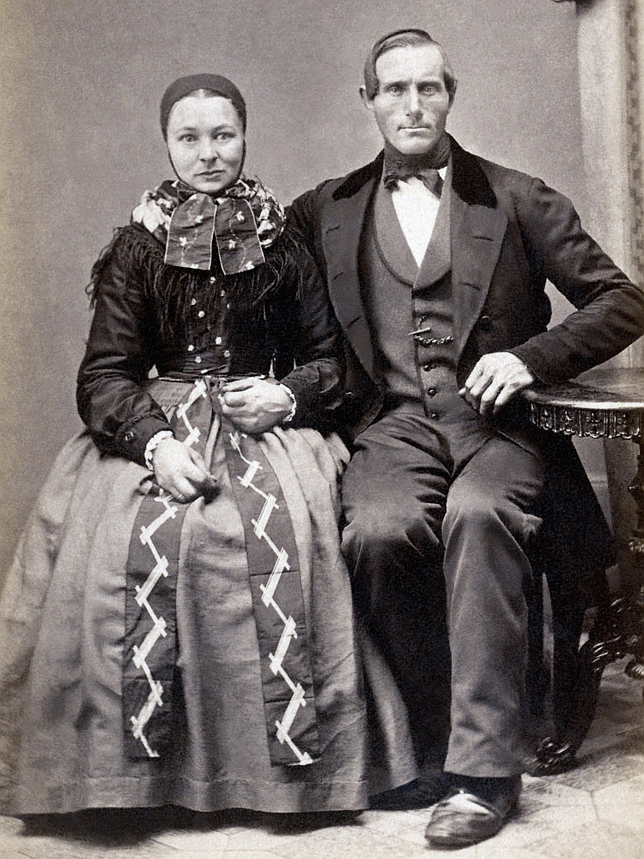 Ehm Crilles Zibrandtsen og Crilles Jacobsen Bacher hos fotografen i 1860'erne. Hun er i den traditionelle amagerdragt, men han er klædt i tøj, man gik med i købstæderne.