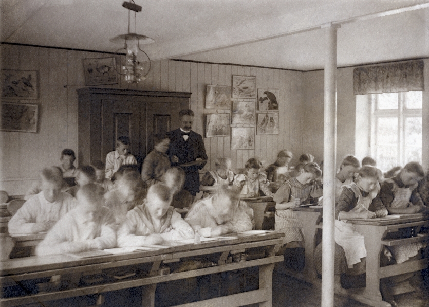 Lærer Oluf Nøsted i klasseværelset, ca. 1910.