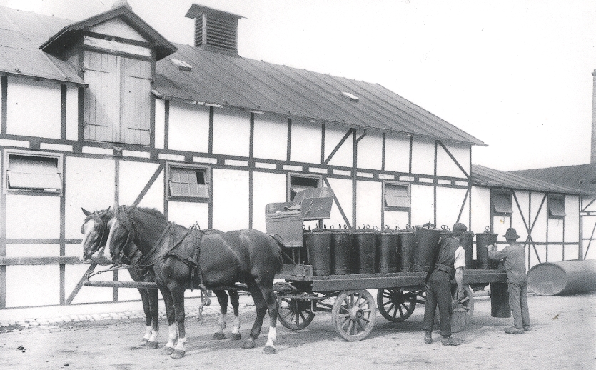 Vogn med latrintønder på samlestationen ved Kløvermarken. Foto af Peter Elfelt, 1906.