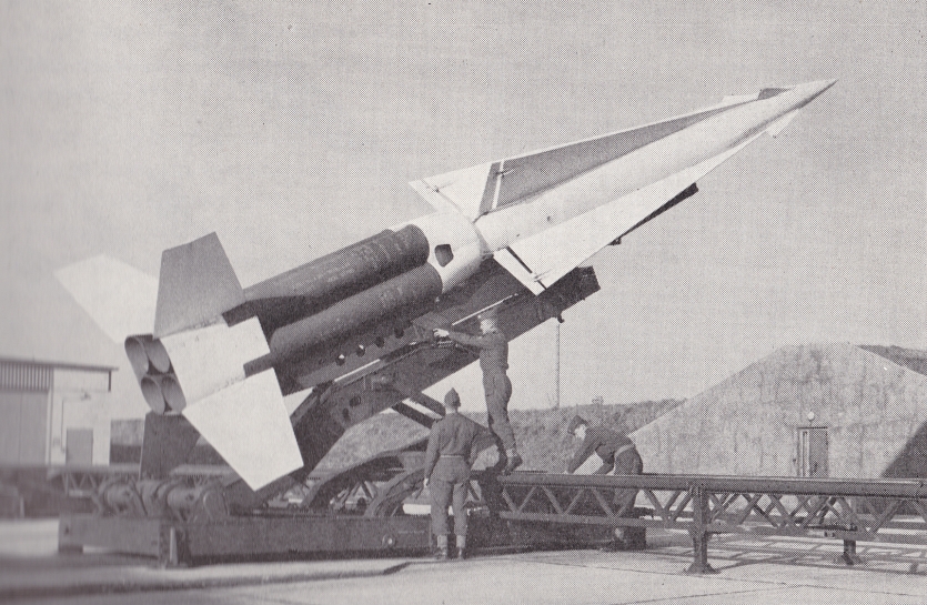 NIKE-raket i afskydningsområde. Billedet er gengivet i bogen: "Flyvevåbenet - historie og udvikling".