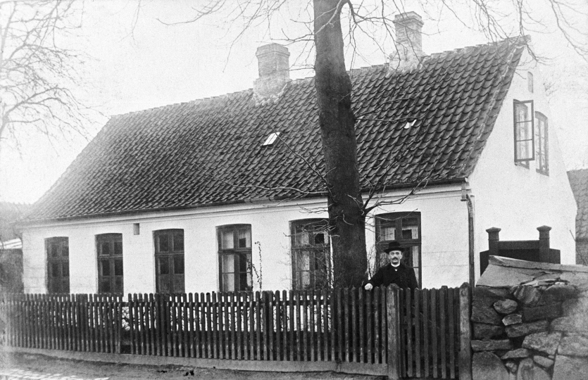 Skolen i Hovedgaden, ca. 1910. Foran huset står andenlærer Ludvig Kofoed.