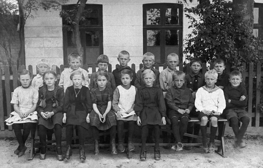 Elever i den "lille" skole på hjørnet af Skolegade 1910-11.