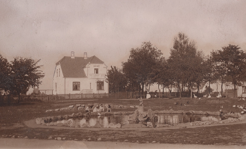 Pladsen ved indkørslen til Dragør, ca. 1905.