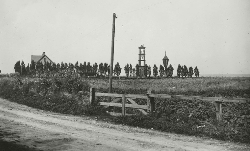 Nordstranden set fra Stationsvej 1890. Fattiggården ses til venstre. 