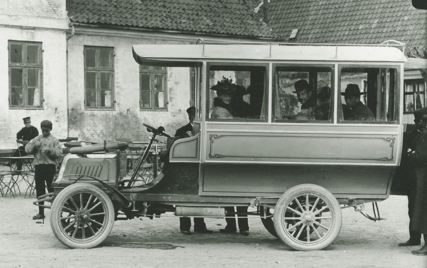 Brdr. Jensens motor-omnibus ved Strandhotellet i Dragør. Foto ca. 1904.