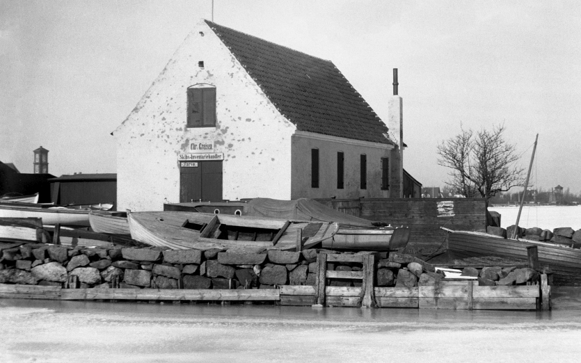 Det såkaldte Greisens Pakhus på Nordre Mole, hvor der var sejlmagerværksted. Foto ca. 1925.