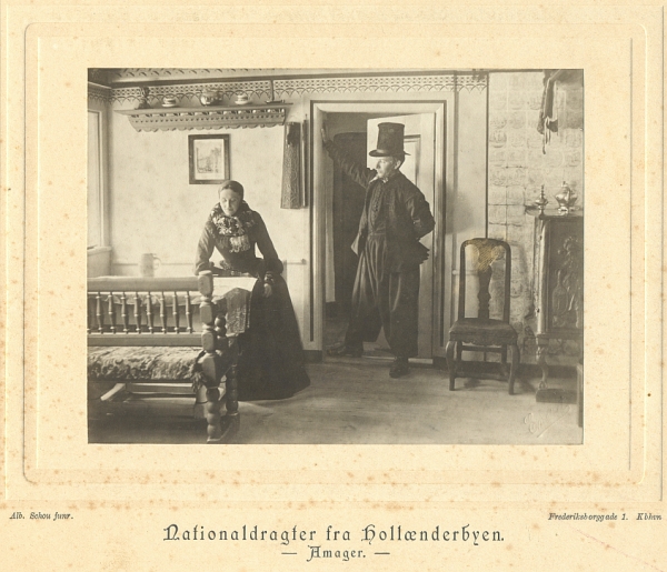 Dirch og Aght i samlingen på Hollandsminde, ca. 1910. Billedet er nok fremstillet med salg for øje